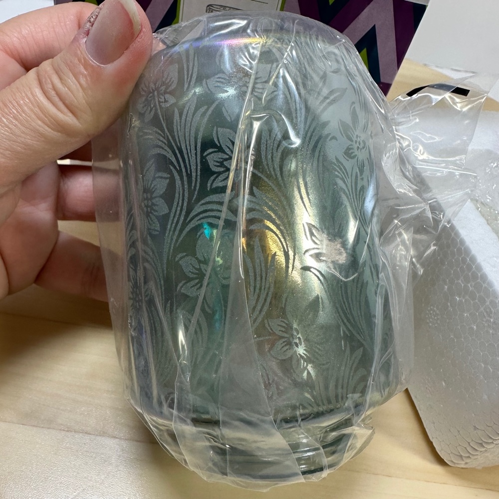 Scentsy Lily Garden Wax Warmer Wall Plug In Mini Iridescent Blue Green Aqua New - Picture 6 of 7